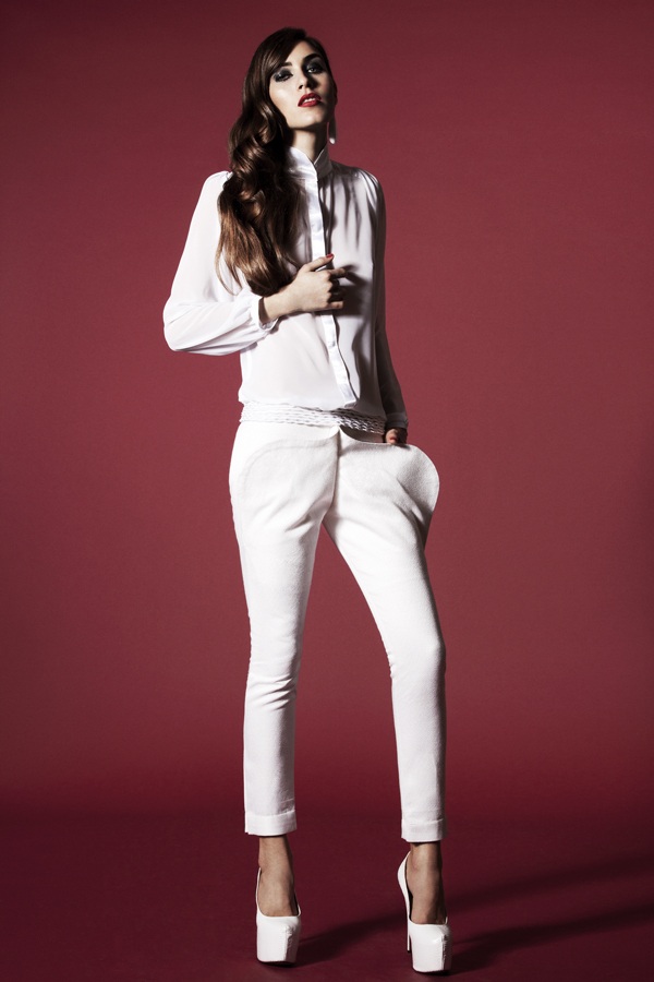 Unicorn_AYNURPEKTAS_Woman_Felljacke_weiss_Hose_weiss_Fashion_web_7